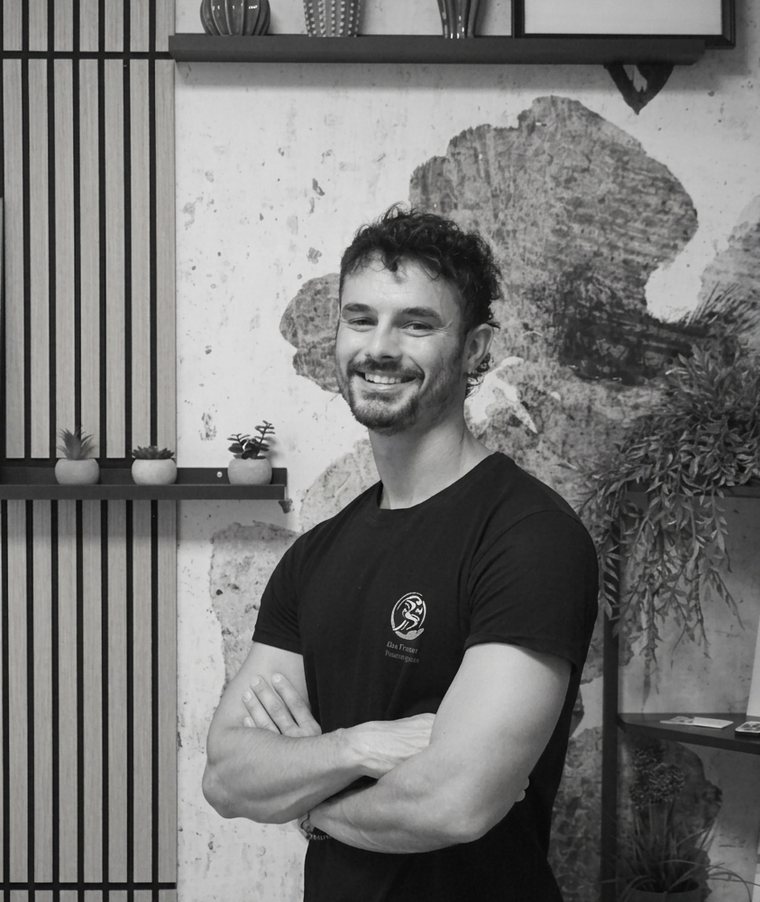 Alex Pradella, fisioterapista, nel suo studio